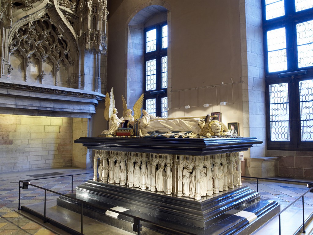 Tomb_wide_angle